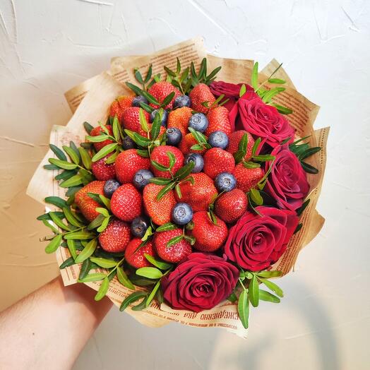 Букет из клубники и роз