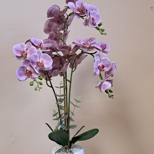 Composición interior de orquídeas artificiales