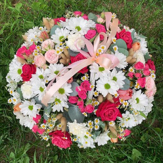 Summer basket of daisies and notes of fragrant roses XL