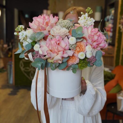 Шляпная коробка с французской и пионовидной розой , эвкалиптом и ньютоном