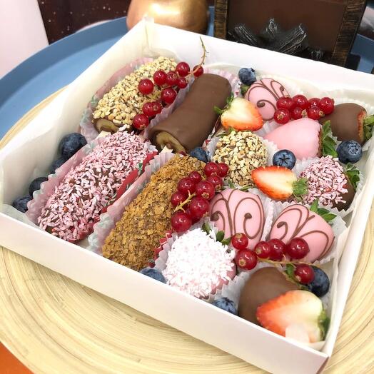 Клубника и бананы в бельгийском шоколаде с голубикой и смородиной