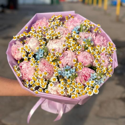 Букет с пионами, ромашками и незабудками