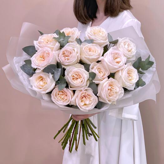 Пионовидные ароматные розы Вайт Охара. Букет 025