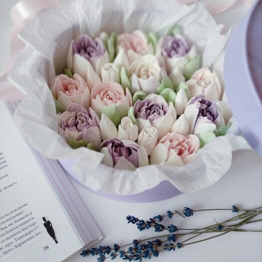 Marshmallow flowers in a 21 cm hatbox for a girl, mom