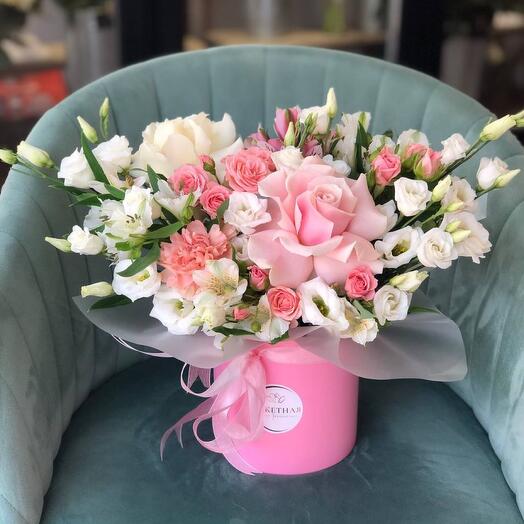 Arreglo con rosas de encaje en una Caja de sombrero