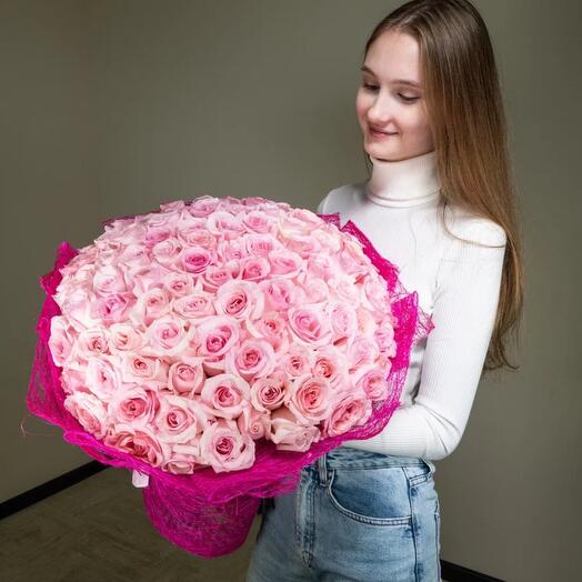 101 розовая местная роза 60см в сизали
