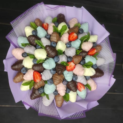 Клубника в шоколаде М, с голубикой