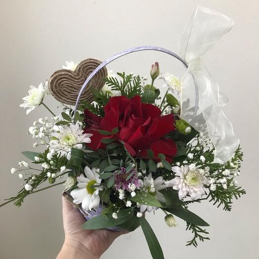 Корзина с цветами и сердцем