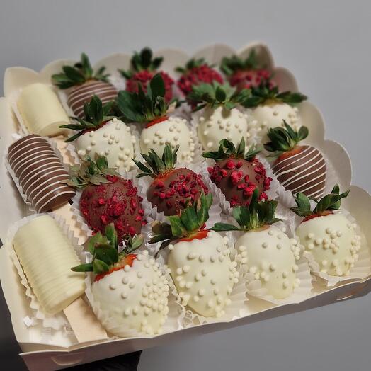 Клубника16-12шт +бананы 3шт в шоколаде 🍫 День и ночь