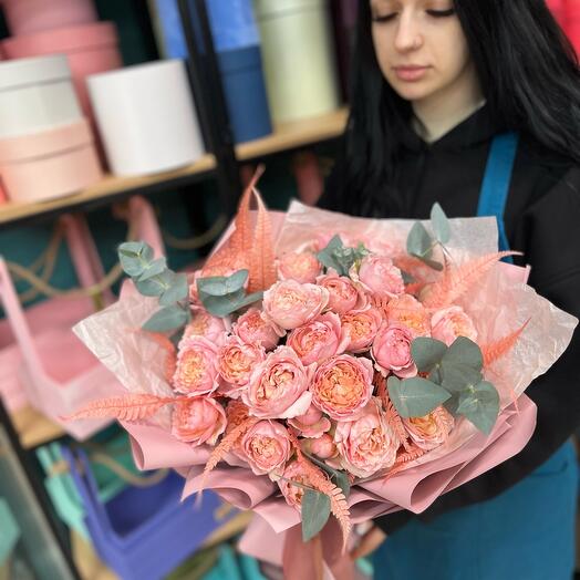 Bouquet of peony-shaped roses