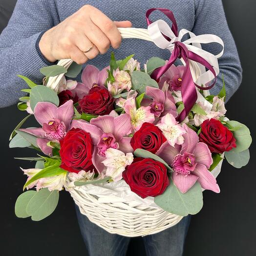Корзина с красными крупными розами и орхидеей