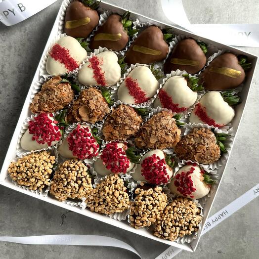 Клубника в шоколаде «ТРИ ШОКОЛАДА» (20-25 ягод)