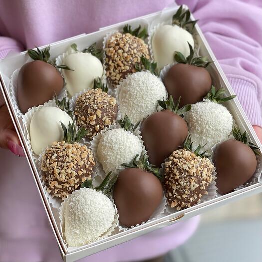 Chocolate-covered strawberries "Waffle crumbs" 16-20pcs