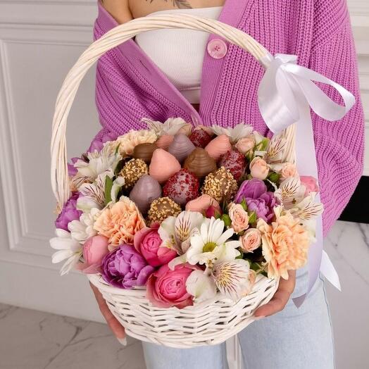 Корзина с цветами и клубникой в шоколаде 🔥