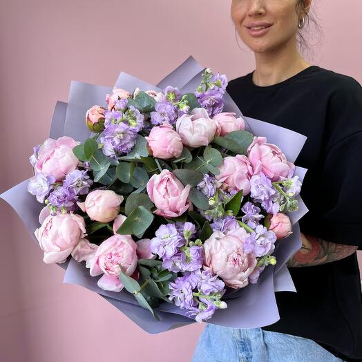 Букет из розовых пионов и маттиолы 💕
