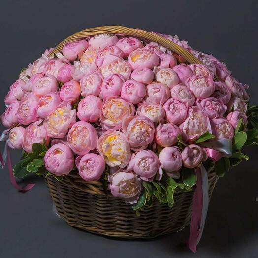 Корзина с пионами