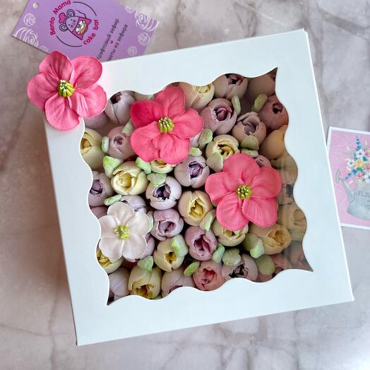 Tulipanes de malvavisco en Caja con flores de rosa mosqueta M