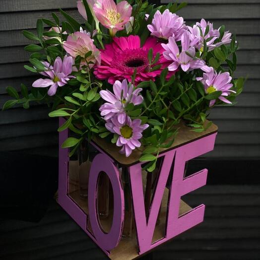 Цветы в деревянной рамке «Love»