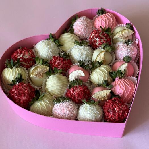 Fresa Premium en chocolate en Caja de corazón rosa