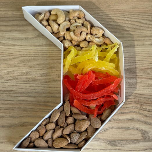 Mix of cashews, almonds and papaya in gift box