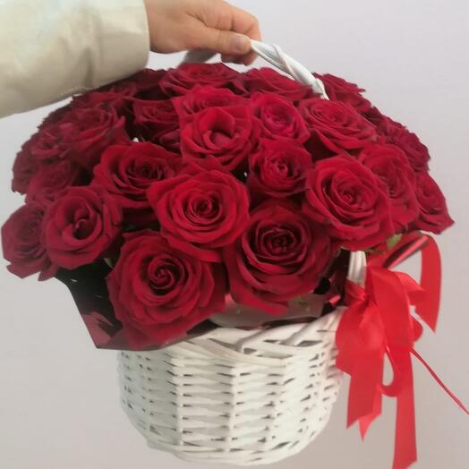 51 роза в корзине