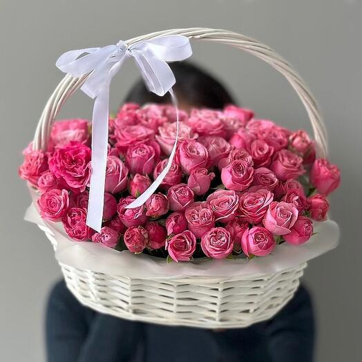 Кустовые розы в корзине