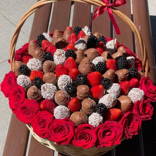 Романтическая корзина с розами и ягодами