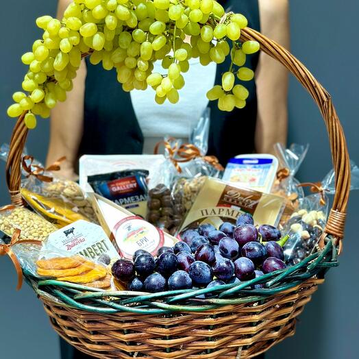Подарочная корзина с виноградом, сыром, орехами и сухофруктами
