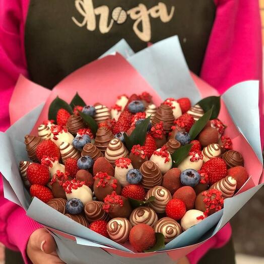 Bouquet of chocolate-covered strawberries
