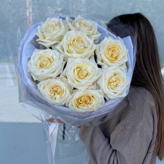 Peony-shaped cream rose in a bouquet