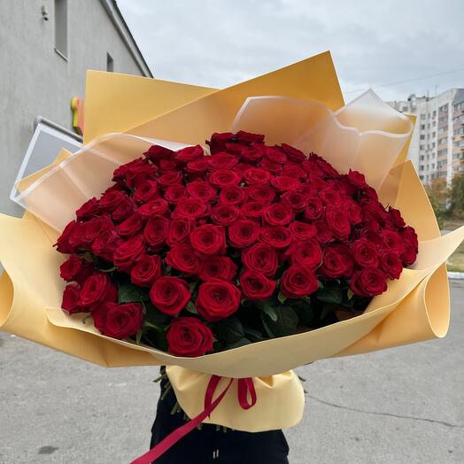 101 роза красная с оформлением букета