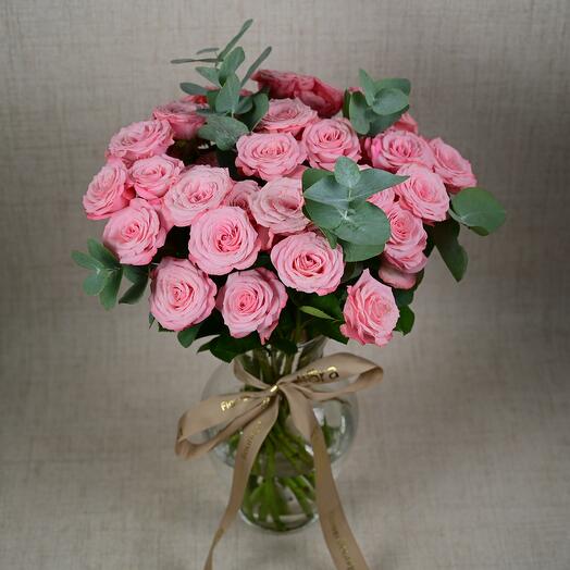 9 Pink Spray Roses in a Glass Vase