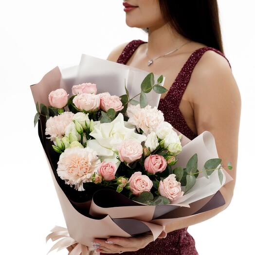 A composite bouquet in pink tones