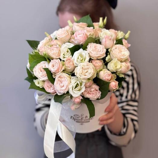 Шляпная коробка с пионовидными розами и эустомой