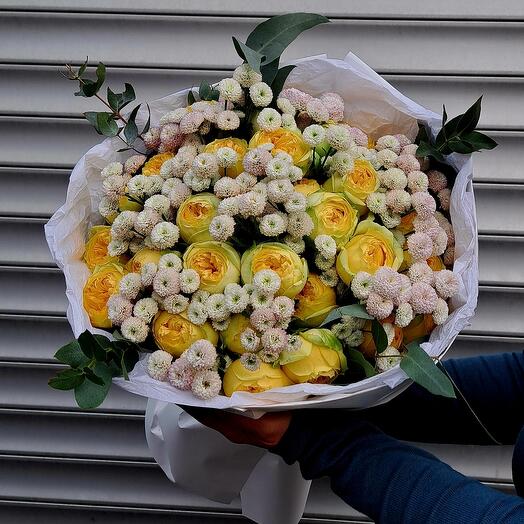 Букет из пионовидных   роз и хризантем