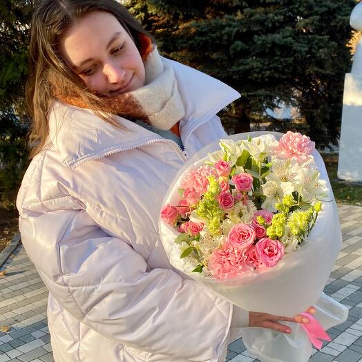 Авторский букет из роз, эустомы и диантусов