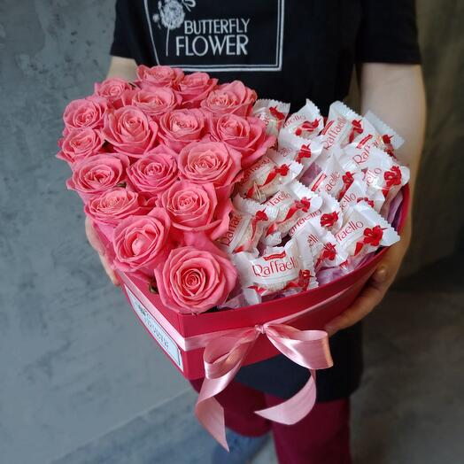 Букет из розовых роз и конфет Рафаэлло в декоративной коробке-сердце "С любовью и теплом"