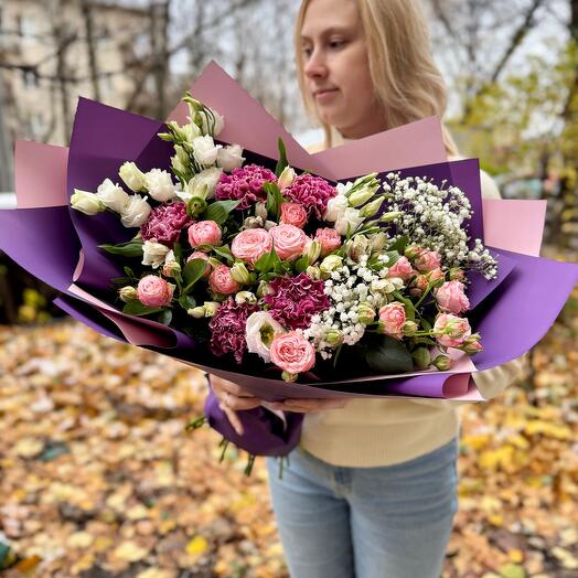 Авторский букет с розами и диантусами