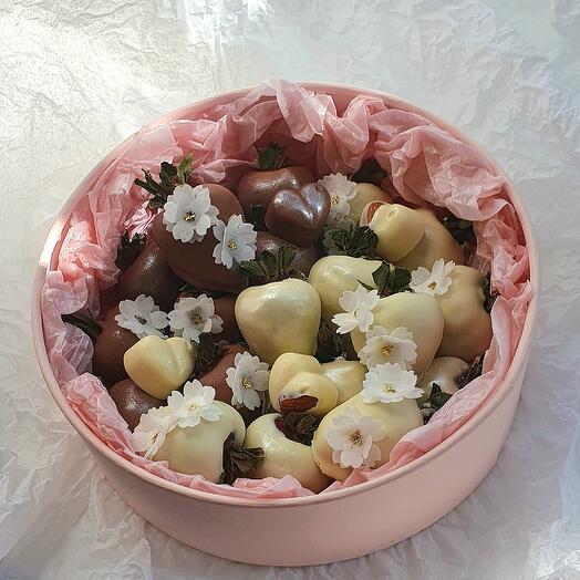 Нежный набор клубники в молочном и белом шоколаде для любимой