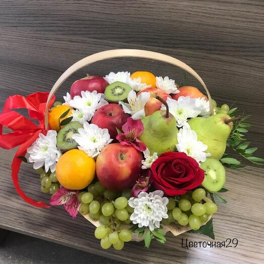 Корзина с фруктами и цветами