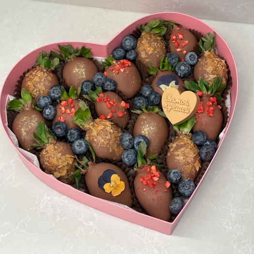 Клубника в шоколаде сердце , для любимой мамы,жены,на день рождения