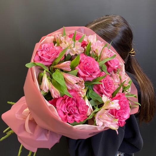 Букет розовый роз с альстромерией💕