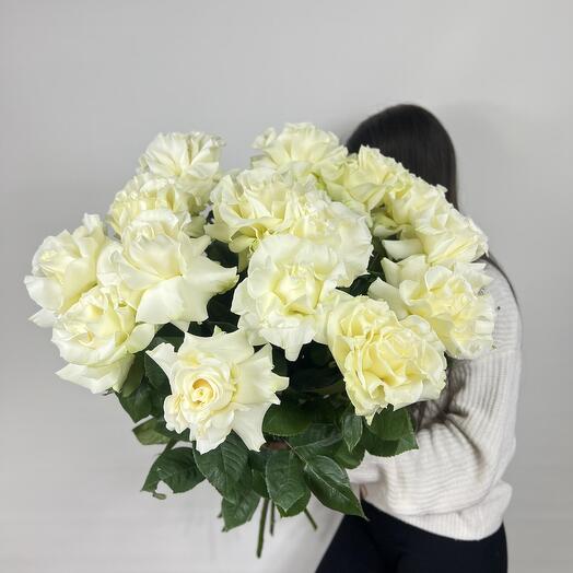 19 белых ажурных роз