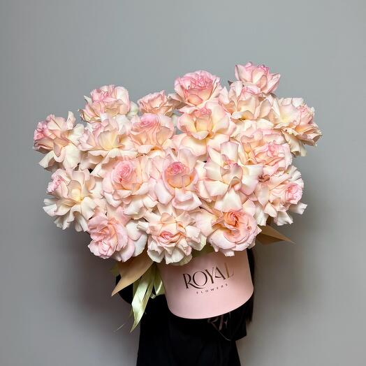 Композиция в коробке М из розовых роз