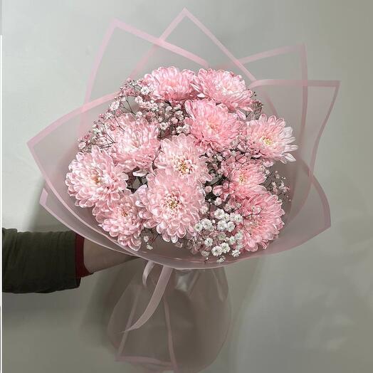 Ramo de crisantemo rosa y gypsophila