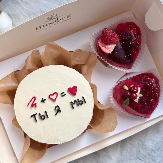 Набор из бенто-торта 450 гр и двух чайных бомбочек «Ты+Я=Любовь»