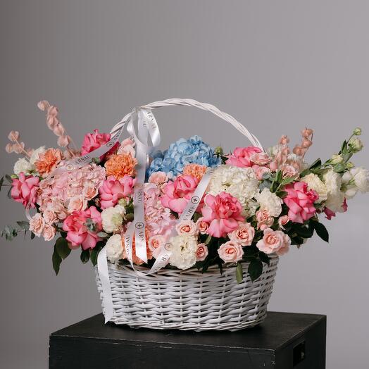 Объемная композиция в корзине