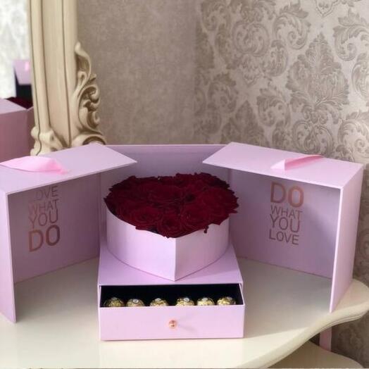 Сердце из красных роз в коробке сюрприз с конфетами Ферреро роше