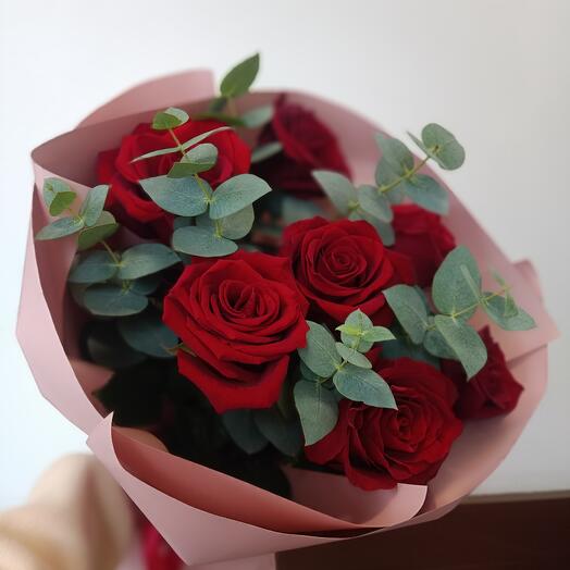 Букет из 7 красных роз с эвкалиптом