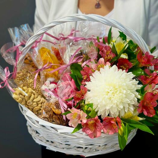 Корзина с живыми цветами и ассорти орехов и сухофруктов